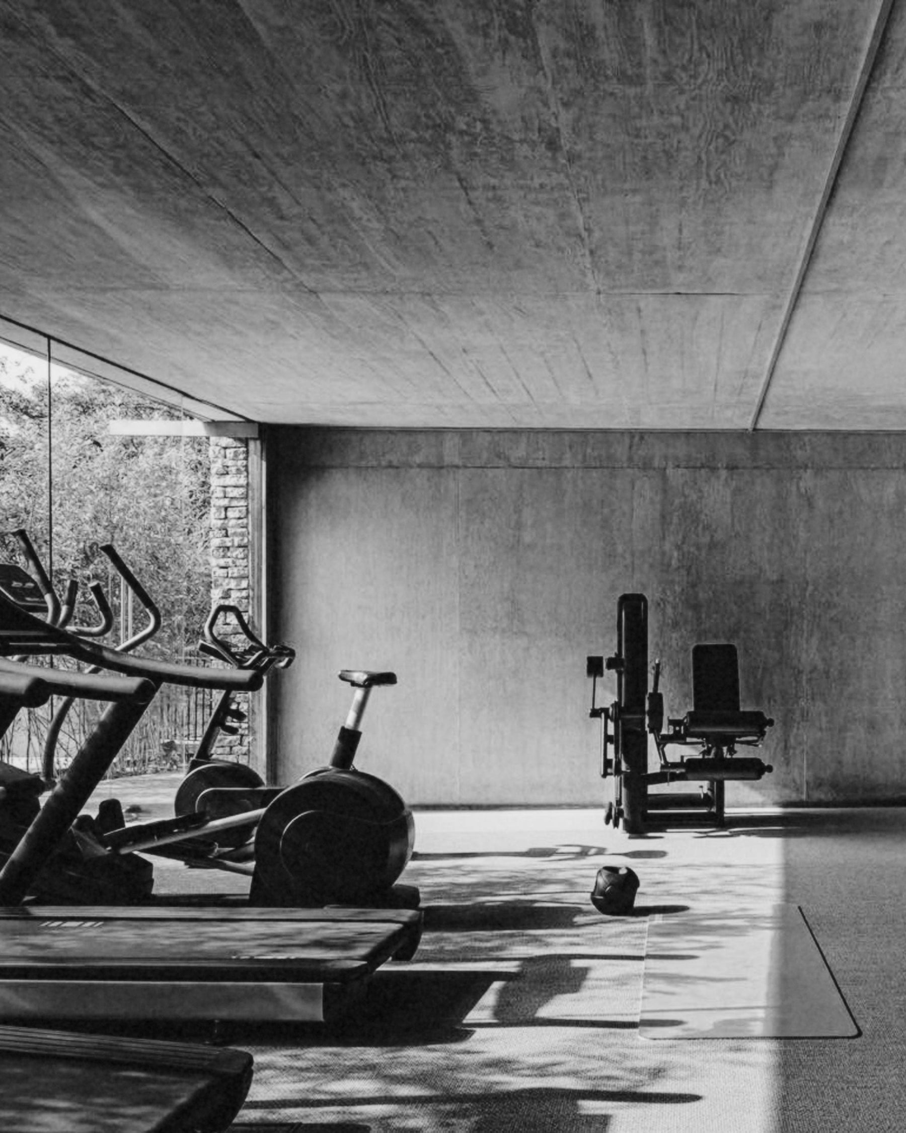 Минимализм в жизни и тренировках: философия, которая экономит время и снижает стресс